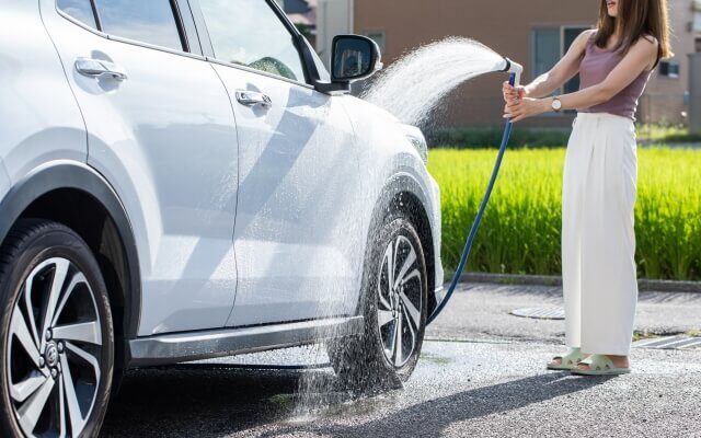 洗車する女性